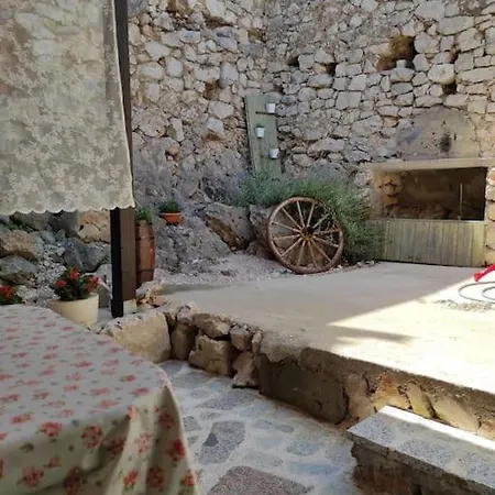 Holiday home Sparoga - Dalmatian Stone House For